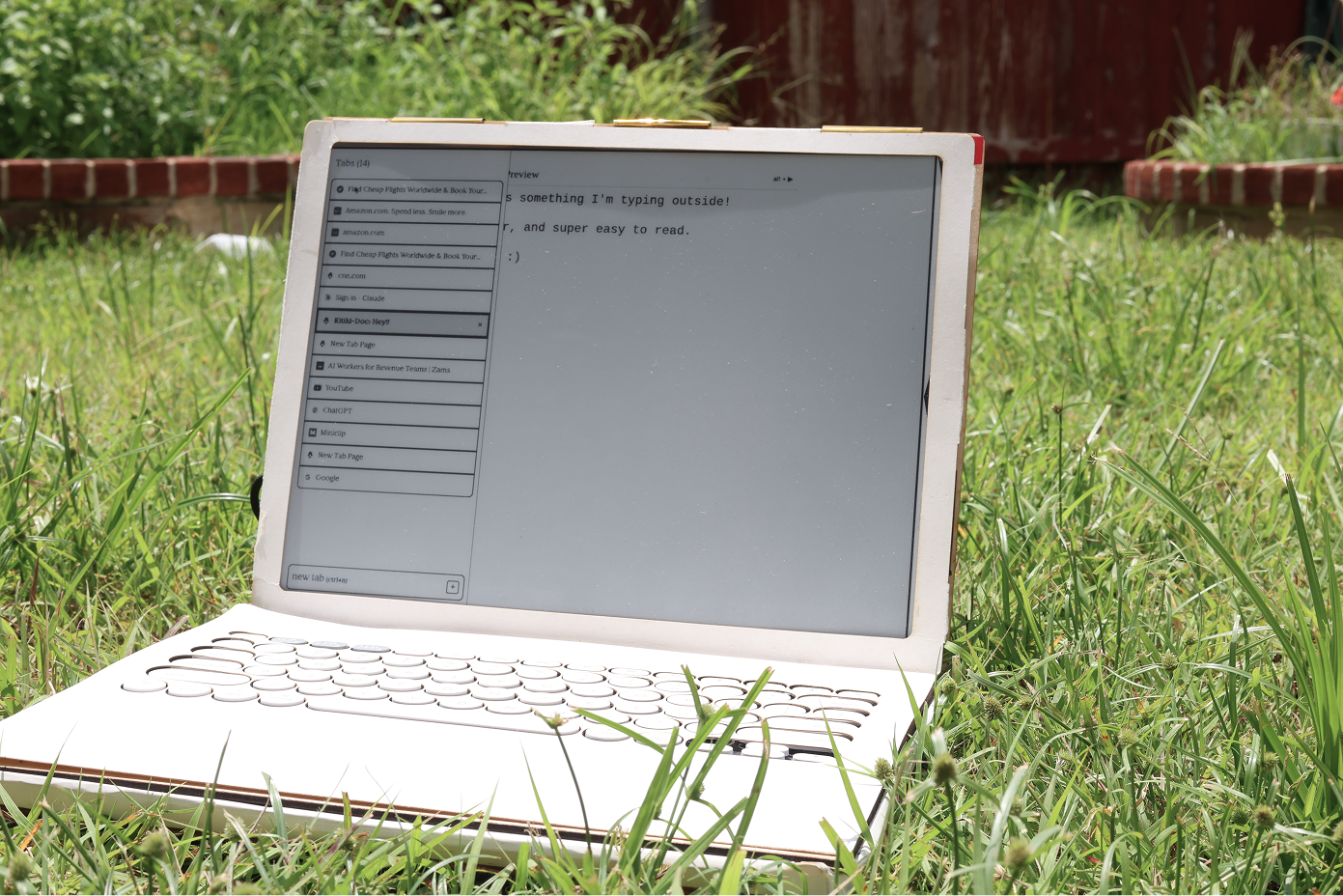 Kitiki e-ink laptop used outdoors in direct sunlight
